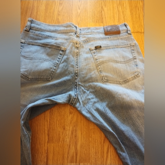 Lee Jeans Men's Size 32x30. Light Wash, 5 Pockets and Button/Zip Closure. - Picture 5 of 5